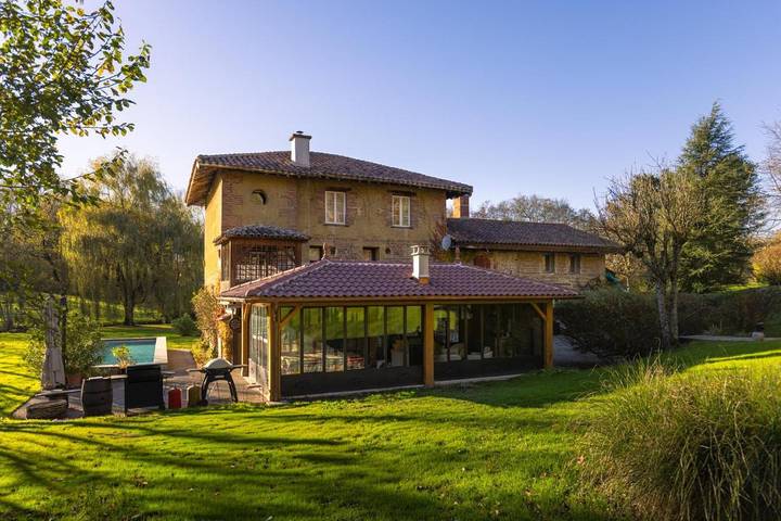 Location de vacances pour 14 personnes, avec vue sur le lac et piscine ainsi que jardin et vue dans Saint-Paul-de-Varax