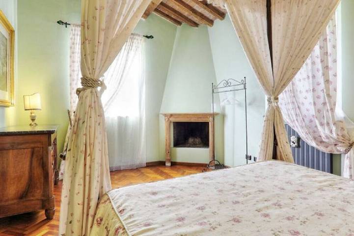 Elegante villa a pochi chilometri da Lucca  in zona panoramica con grande giardino e piscina privata in Capannori, Provincia di Lucca