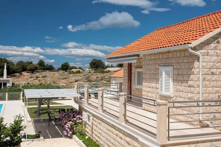 Finca für 3 Personen, mit Balkon und Garten sowie Pool in Dalmatien