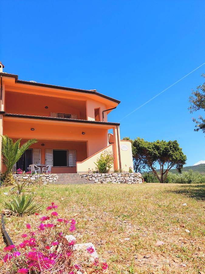 Maison de vacances pour 4 personnes, avec Balcon et Terrasse ainsi que Jardin et Vue dans Portixeddu