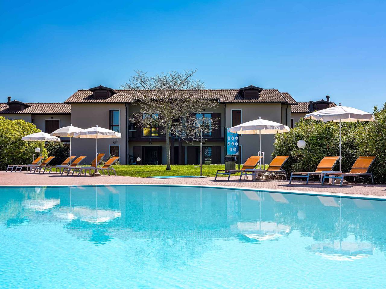 Appartamento intero, Appartamento per vacanze con piscina esterna e animazione per bambini in una splendida residenza  in Castelnuovo del Garda, Prealpi Gardesane