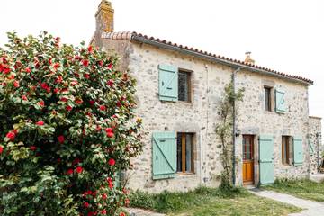 Gîte pour 8 personnes, avec balcon ainsi que piscine et jardin à Les Châtelliers-Châteaumur