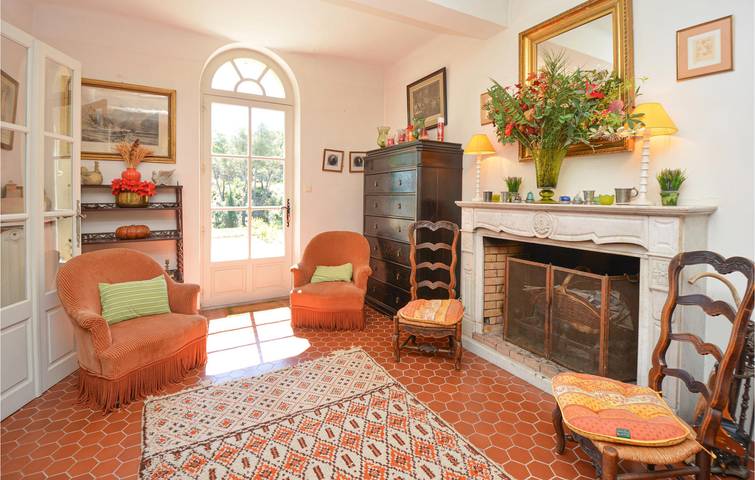 Beachside Apartment with Pool & Internet in La Roque-d'Anthéron, Aix-en-Provence region