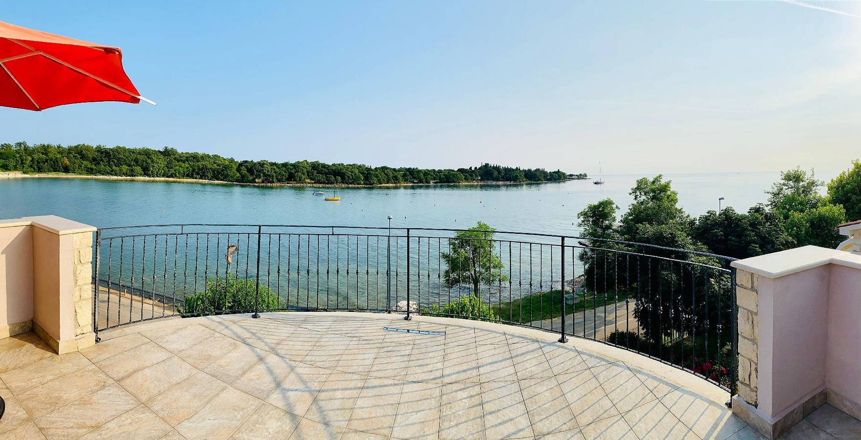 Appartement de vacances entier, Appartements avec balcon juste devant la plage in Lovrečica, Région d'Umag