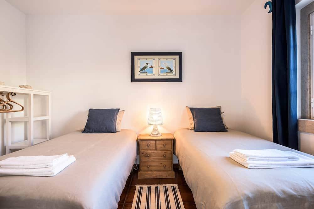 Villa over the Atlantic Ocean in Magoito-Sintra in Praia do Magoito, São João das Lampas e Terrugem