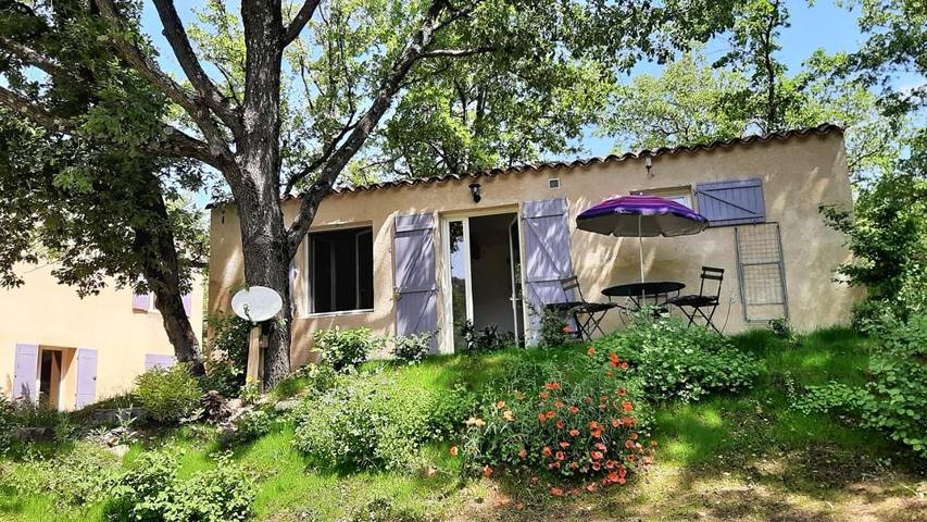 Location de vacances pour 2 personnes, avec Balcon et Terrasse ainsi que Jardin et Vue à Sainte-Croix-à-Lauze