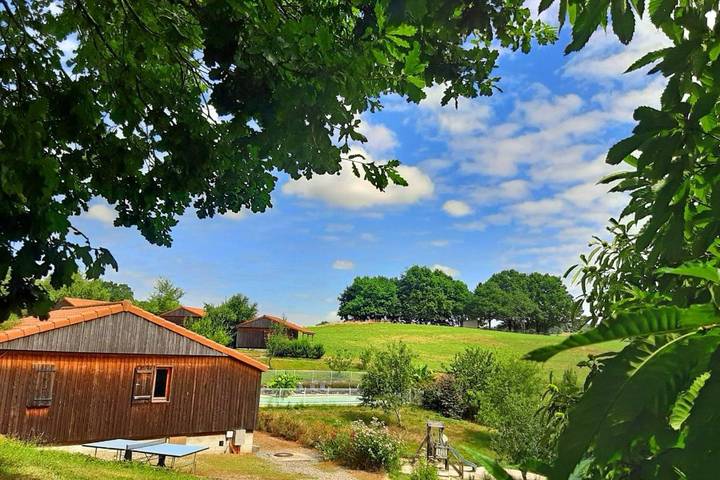 Location de vacances pour 5 personnes, avec piscine ainsi que vue et jardin, animaux acceptés à Junhac - 4