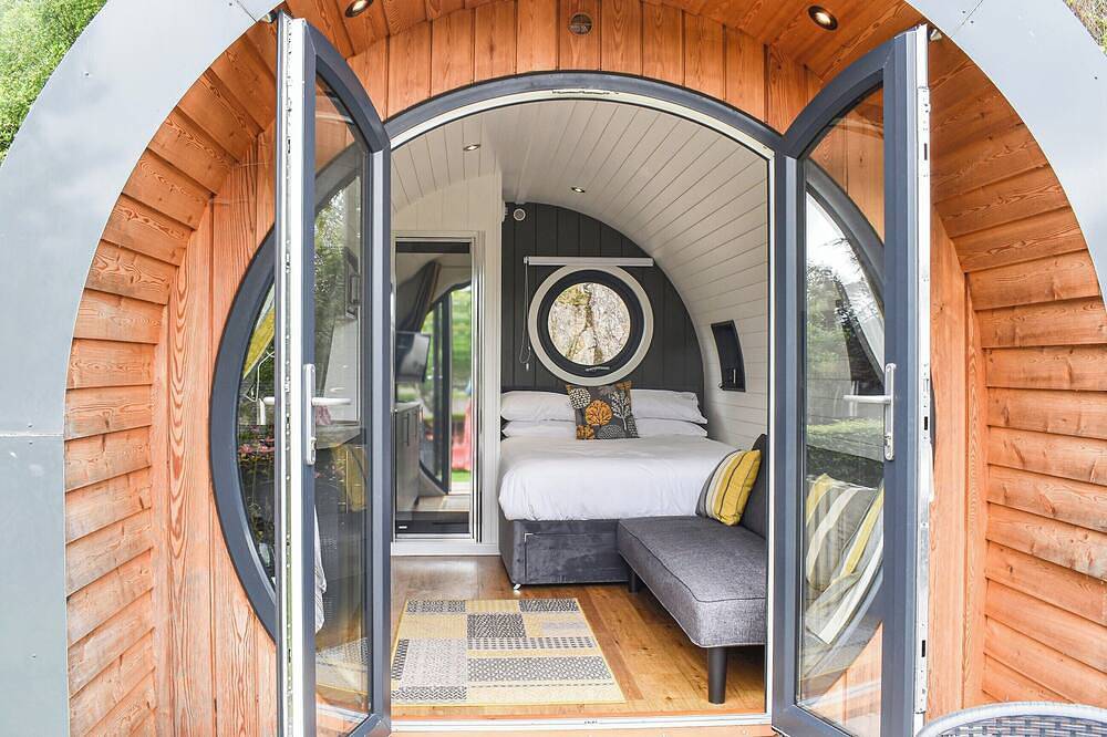 Glamping overlooking the loch. in Highlands
