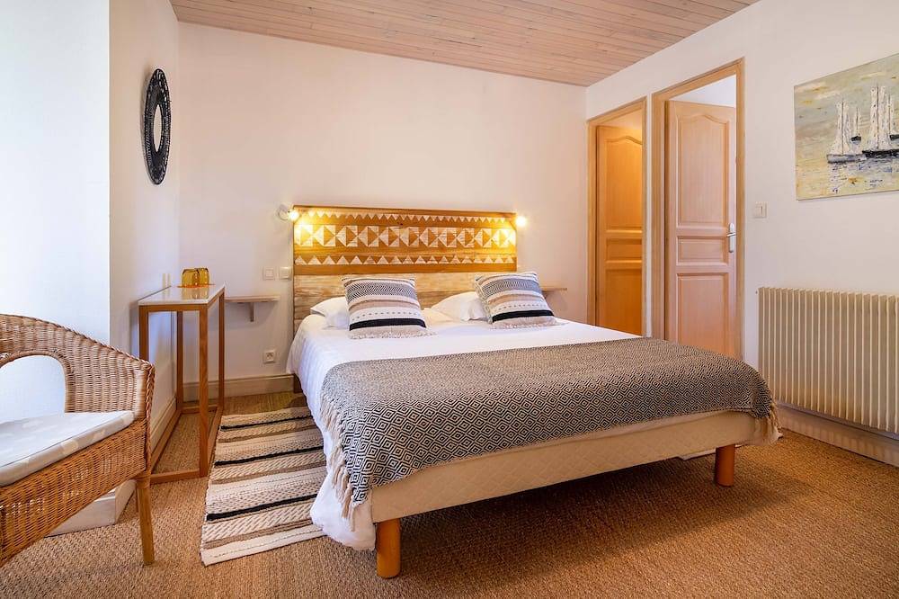 Grand gîte tout confort ( 4*) avec terrasse, jardin et piscine privée chauffée. in Sarlat-la-Canéda, Périgord Noir