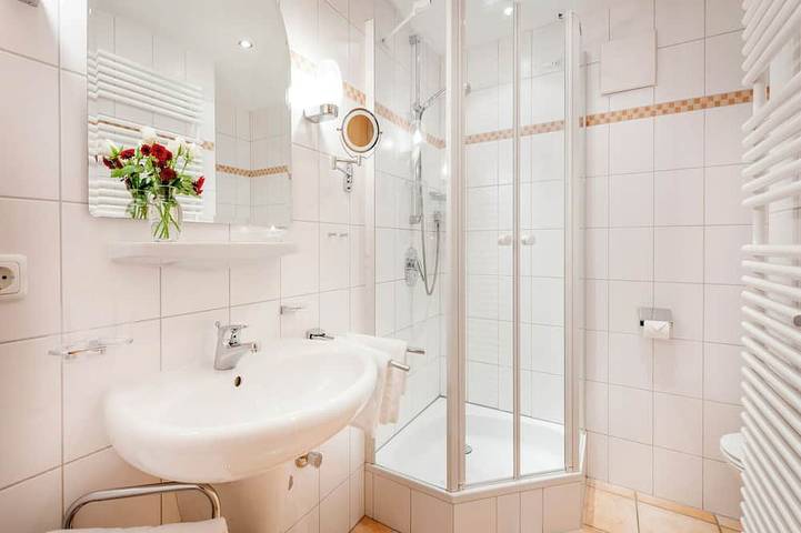 Ganze Wohnung, Ferienwohnung Tulpe, bis 2 Personen, Dachgeschoss, 40 qm in Waging am See, Rupertiwinkel