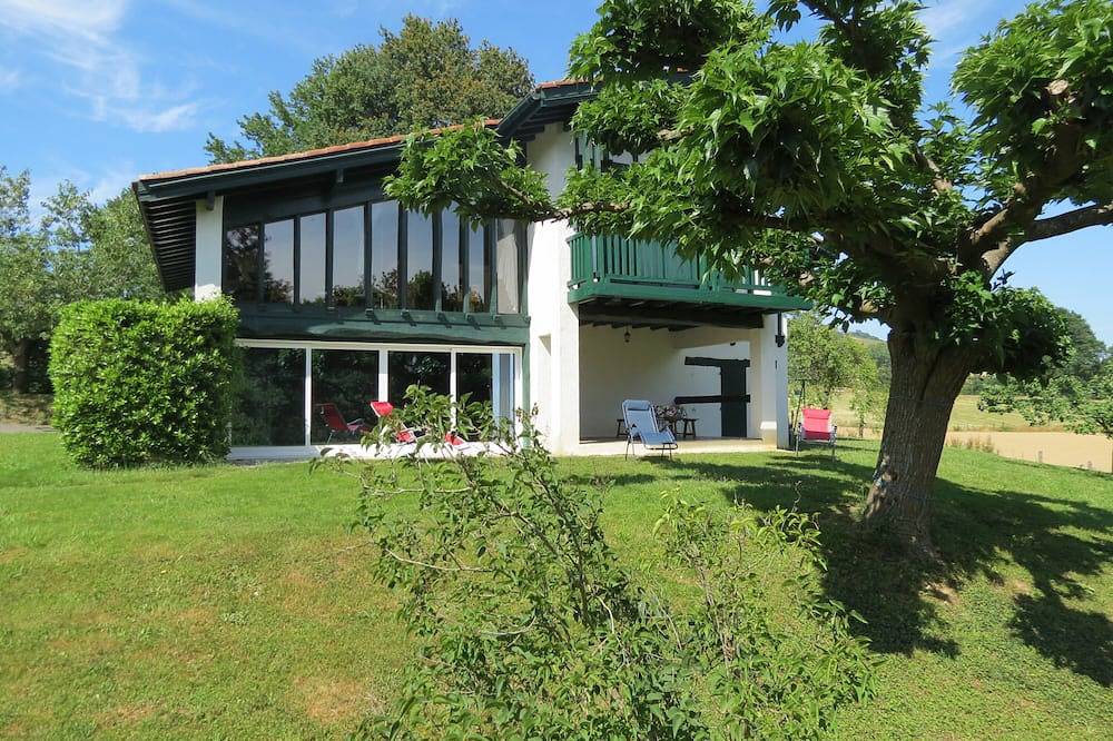 4000 sq.m. house with trees. Hiking, fishing, lake, mountains. 5 km from St. Pée in Souraïde, Bayonne region