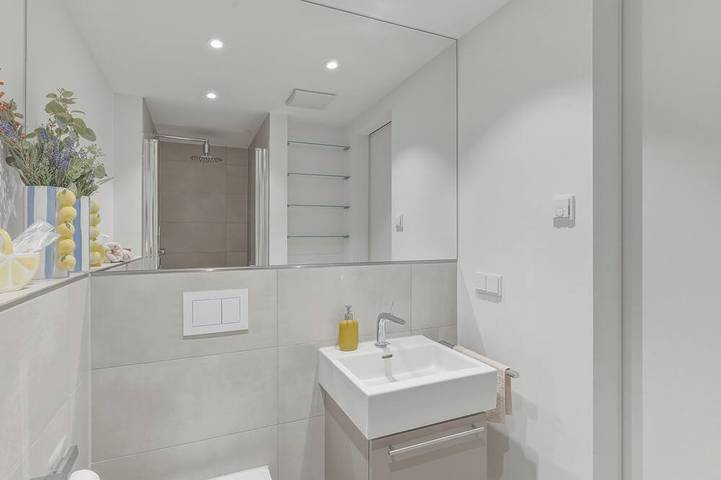 Appartamento intero, Skyline View & Free Underground Parking | Fitness Center + Rooftop Terrace in Francoforte, Hesse del Sur