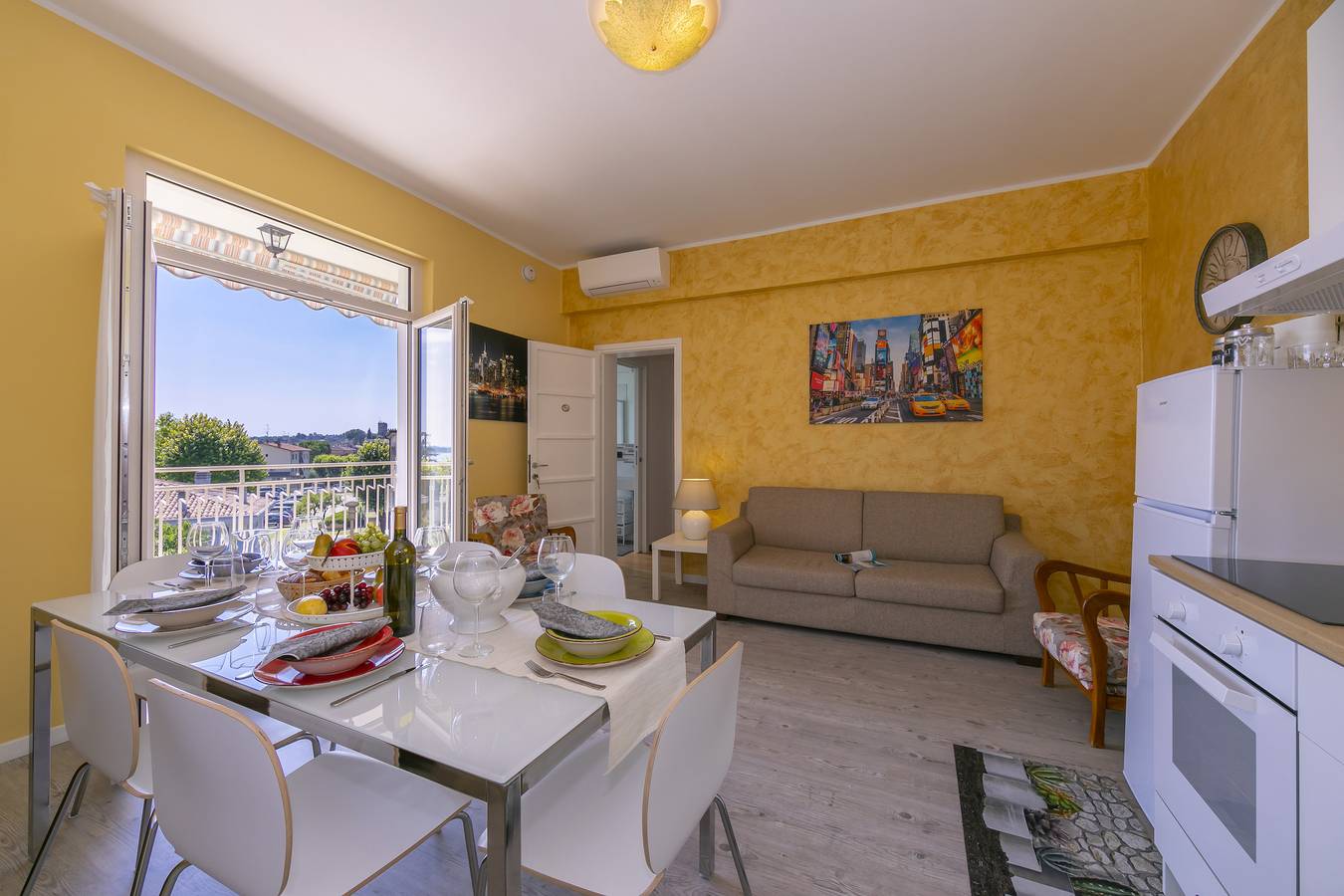 Entire apartment, La Maison Fleurie Appartamento Giglio in Desenzano del Garda, Garda Mountains