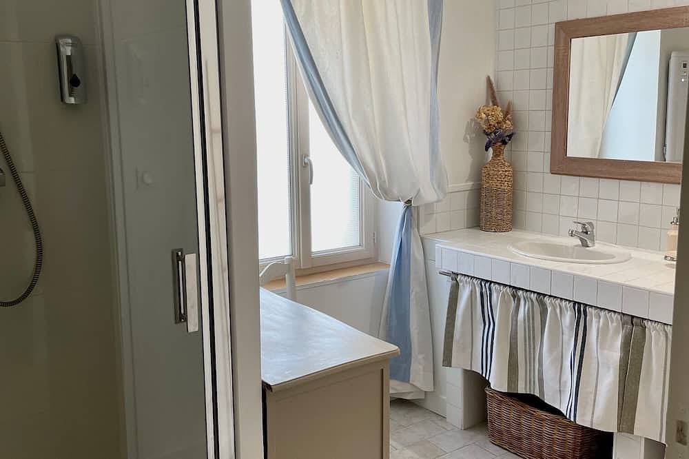 Charming gîtes 320m2 for up to 22 people +heated pool 300m from the Ardèche river in Aubenas, Ardèche