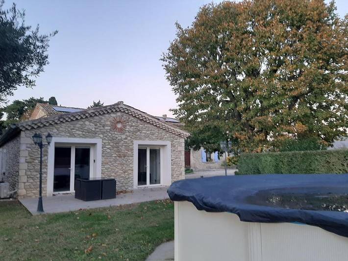 Gîte pour 4 personnes, avec piscine ainsi que jardin et vue, adapté aux familles à Cléon-d'Andran