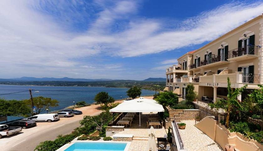 Location de vacances pour 2 personnes, avec piscine ainsi que vue et jardin, adapté aux familles dans Pýlos - 2