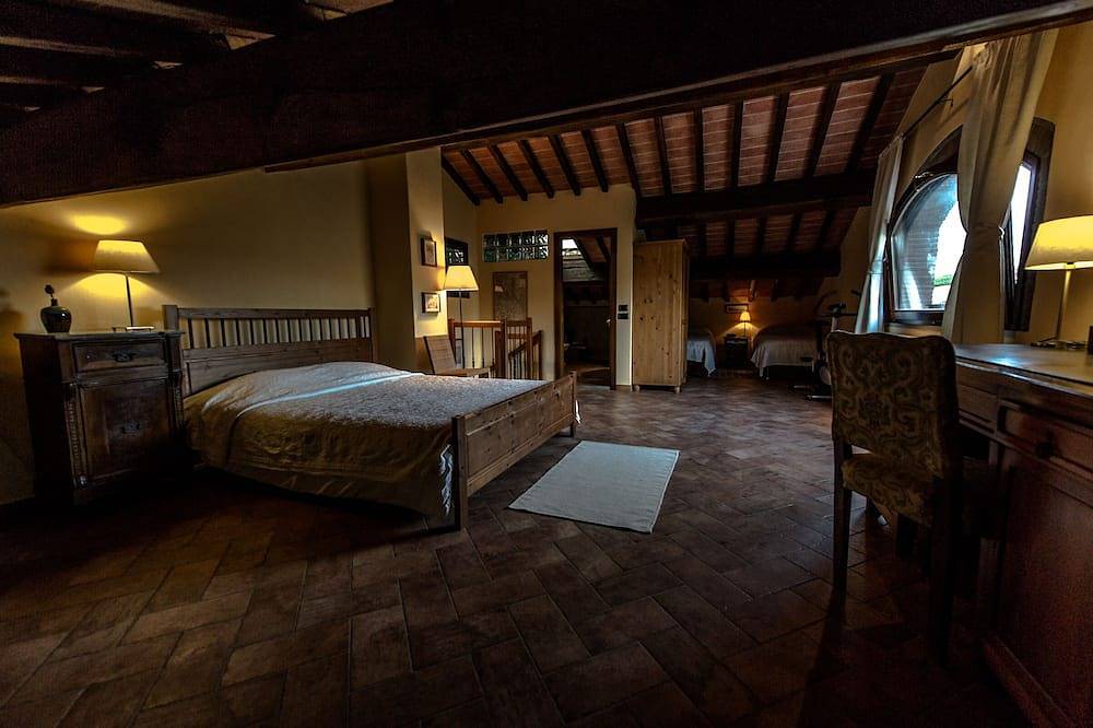 La maison de campagne au milieu d'une petite vallée verte in Empoli, Province de Florence