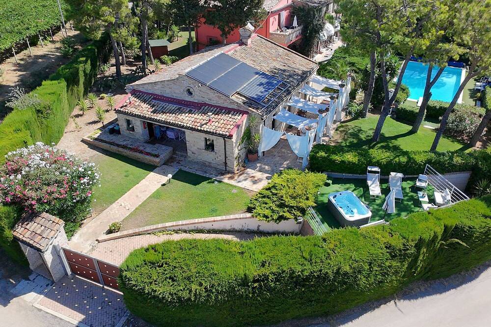 Impresionante chalet con jardín y piscina - 90 minutos de Roma in Città Sant'Angelo, Città Sant'Angelo region