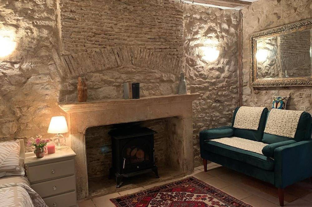 Appartement entier, Idyllic Studio Gite In Rural Stunning French Countryside With Pool in Antigny, Vienne (France)