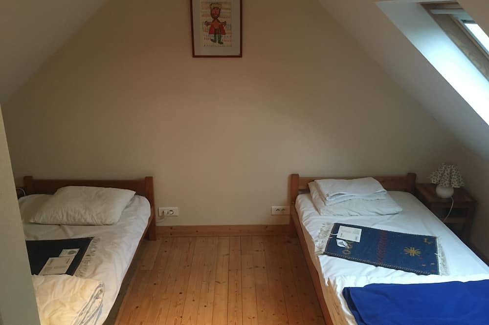 Quiet country property in the heart of nature 5 minutes from the beach in Plomeur, Côte de Cornouaille