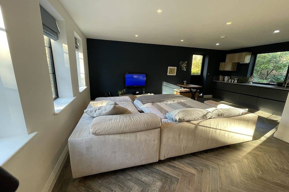 Entire apartment, Nestled in a grand private estate, near woodlands, easy access London in Kingston upon Thames, London