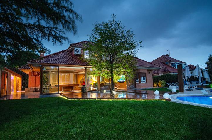 Ferienhaus für 7 Personen, mit Whirlpool und Garten sowie Terrasse - 1