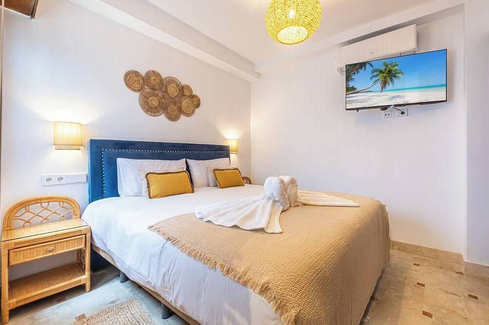 Limestone Room: With Private Bathroom 1 Min from the Sea in Playa Carrer La Mar, el Campello