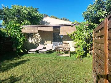 Cottage pour 2 personnes, avec vue ainsi que jardin et piscine à Souvignargues