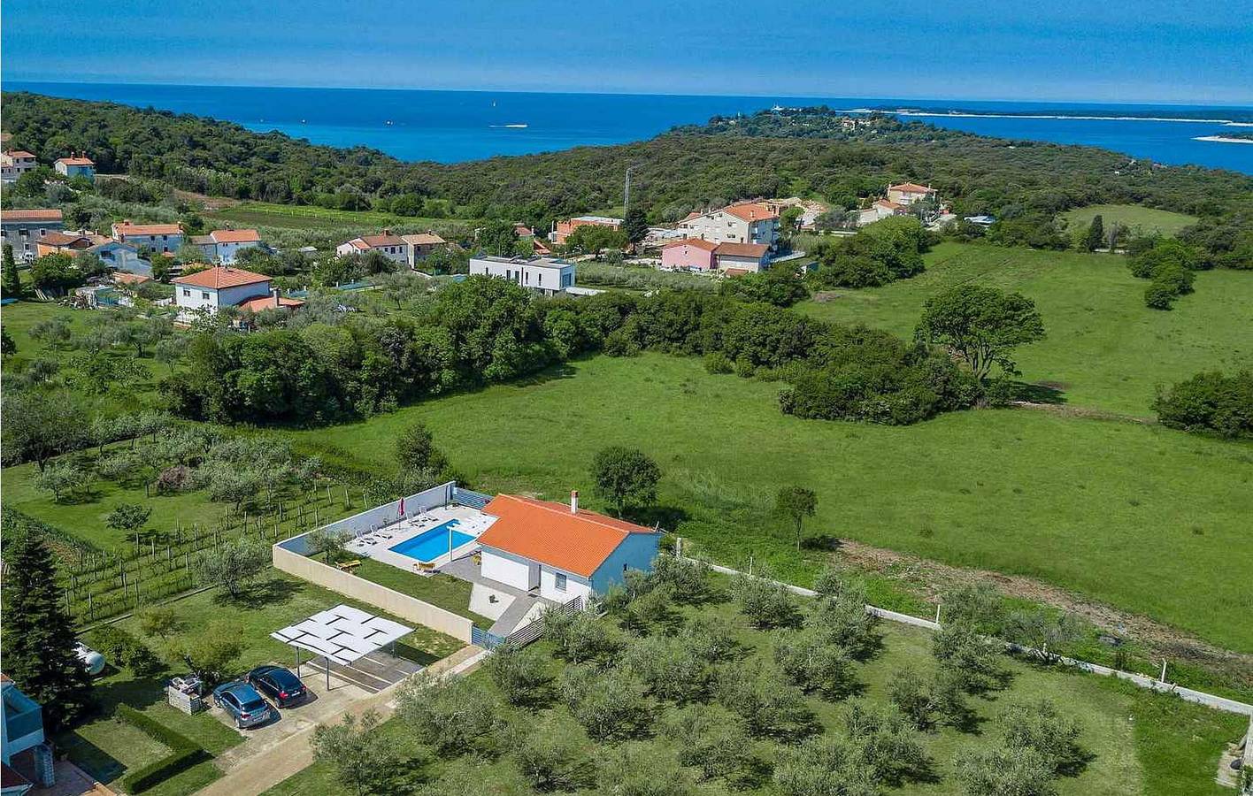 Modernes Apartment, 1 km vom Strand entfernt, mit Terrasse, Parkplatz und WLAN in Stinjan, Pula