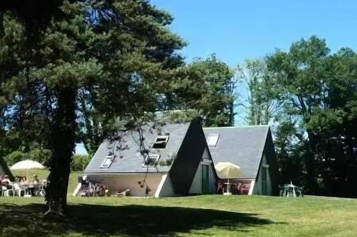 Location de vacances pour 5 personnes, avec terrasse et piscine, animaux acceptés à Merdrignac