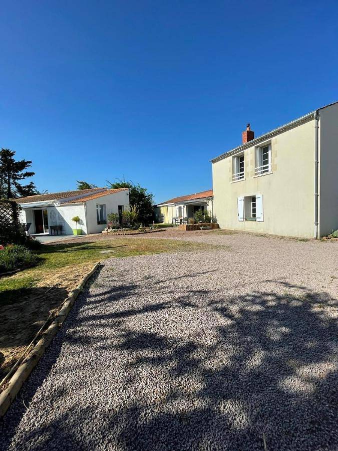 Location de vacances pour 14 personnes, avec piscine ainsi que jardin et jacuzzi à Grues - 2