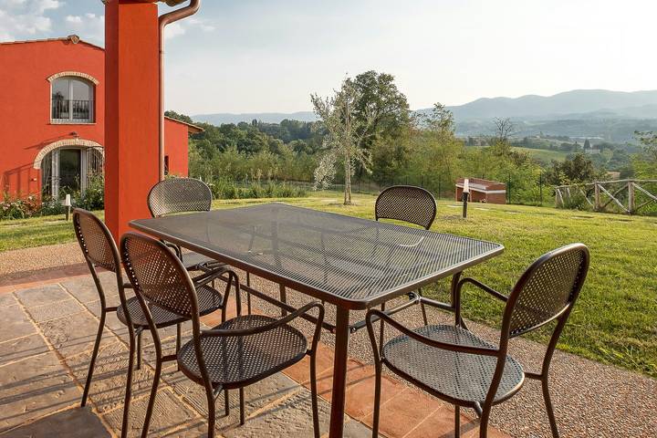 Appartement entier, Luminous apartment with loggia facing the sunset in Reggello, Valdarno