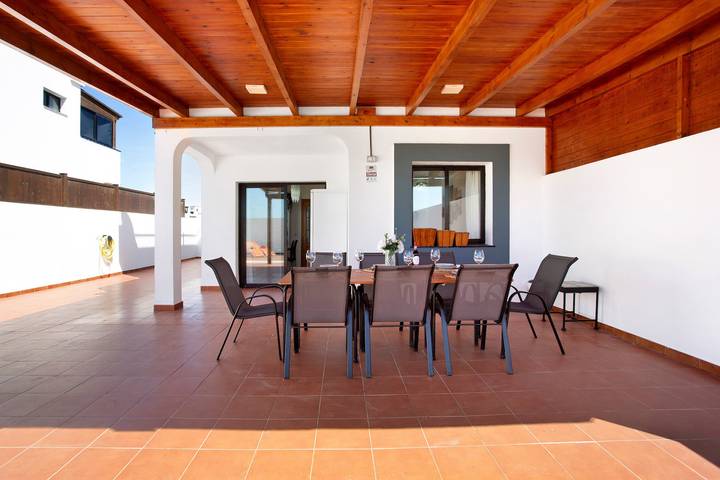 Vacation Home 'Villa Zoe' with Sea View, Shared Pool and Wi-Fi in Geafond, La Oliva