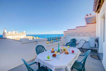 Gîte pour 4 personnes, avec vue sur l’océan et terrasse, adapté aux familles à Antibes