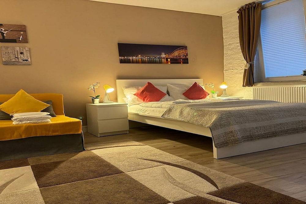 Entire apartment, Quiet & cozy studios in a prime location. Direct proximity to the old town & Dom! in Cologne, Rhineland