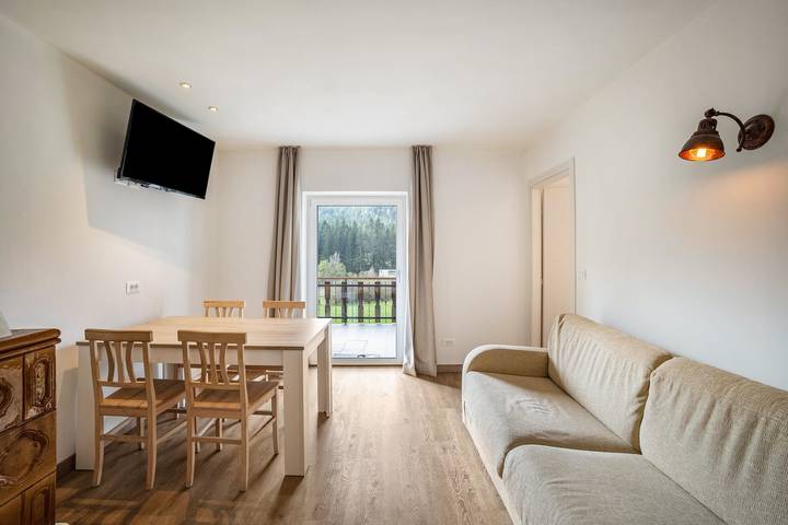 Apartamento inteiro, Apartamento 'Silbernagl Sonnig Mit Gartenblick' com vista para o lago in Issing, Falzes