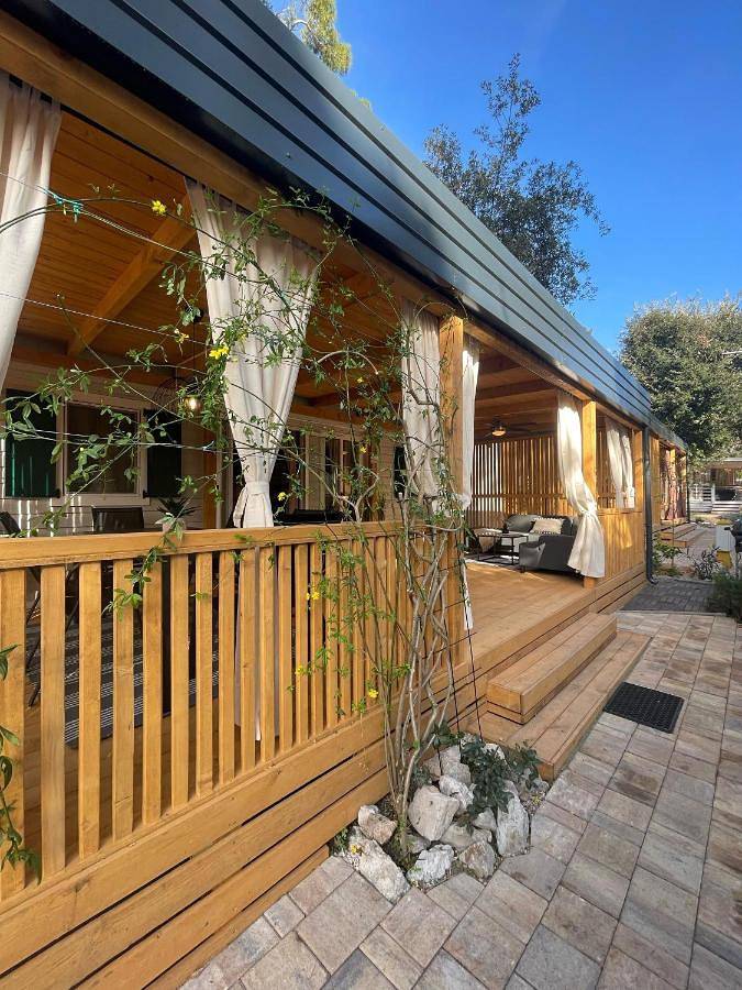 Camping für 6 Personen, mit Terrasse und Ausblick sowie Garten in Biograd na Moru