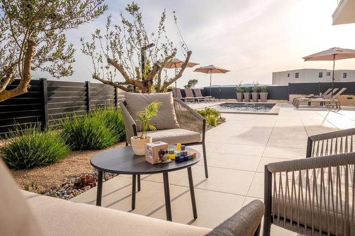 Villa pour 6 personnes, avec jardin ainsi que vue et piscine à Brodarica - 4