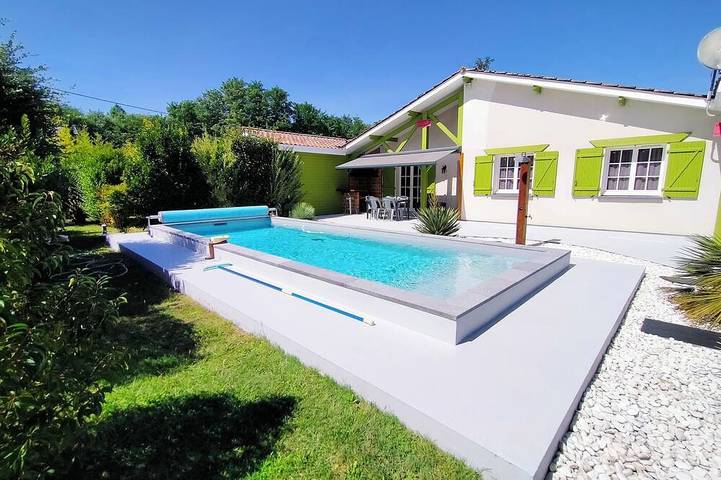 Location de vacances pour 4 personnes, avec jardin et terrasse ainsi que jacuzzi et piscine à Brach