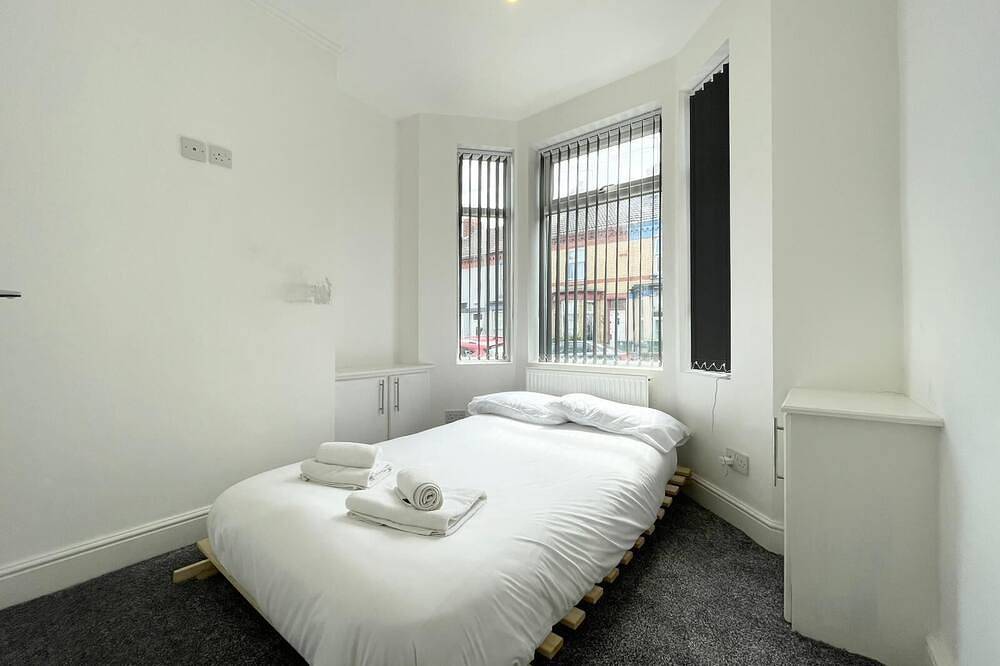 Comfy Beds – Group House in Merseyside