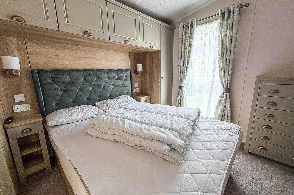 Stunning caravan with decking at Manor Park in Norfolk in Hunstanton, Norfolk Coast