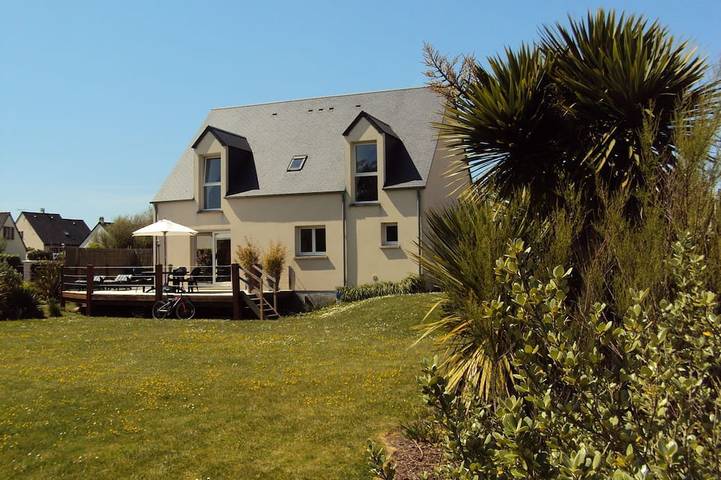 Location de vacances pour 9 personnes, avec terrasse et jardin à Saint-Jean-de-la-Rivière