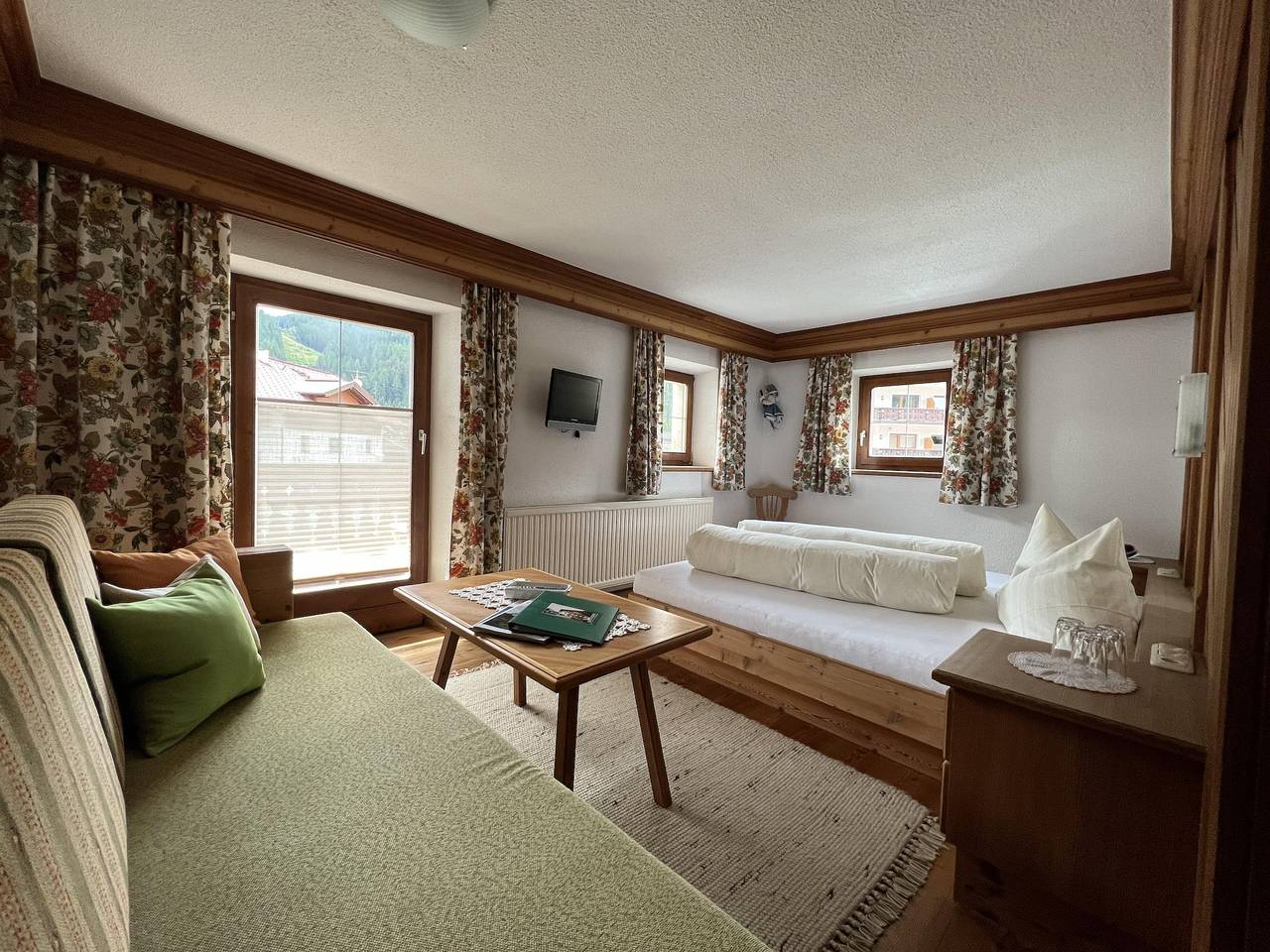 Ganze Ferienwohnung, Dreibettzimmer "Lärche" in Huben, Längenfeld