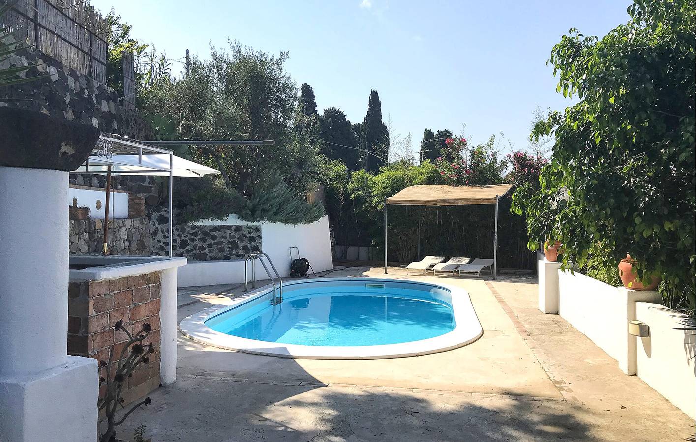 Strandhaus mit Pool und Terrasse – 2 km bis zur Küste in Lipari