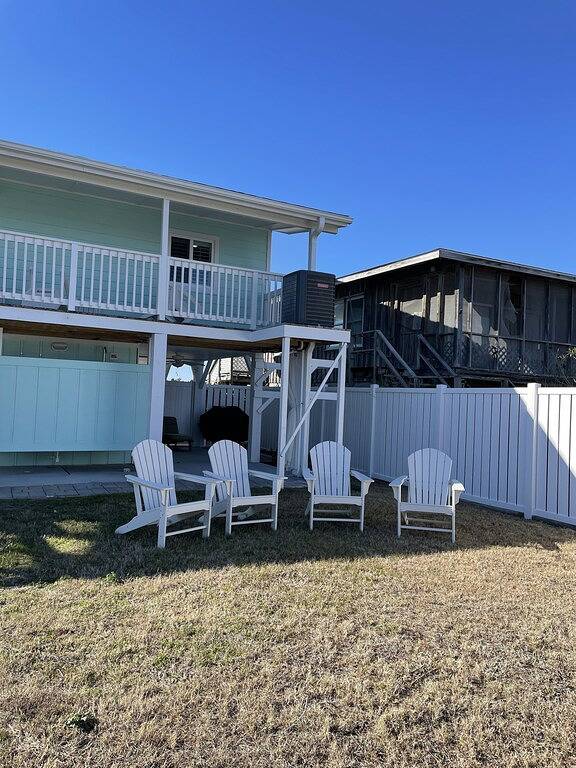 Home on a deep water canal -private dock- 4 min walk to the beach- endless views in Holden Beach, Brunswick County