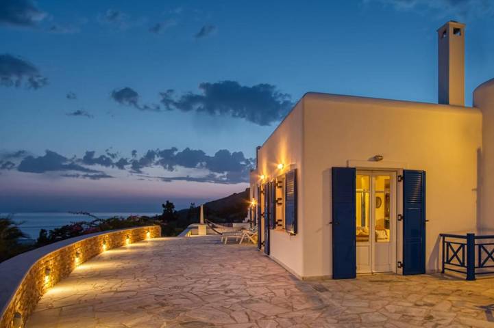 Location de vacances pour 14 personnes, avec Balcon et Terrasse ainsi que Jardin et Vue dans Finikas