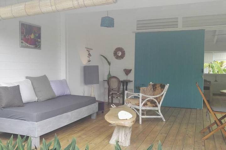 Gîte pour 3 personnes, avec terrasse ainsi que jardin et piscine en Guadeloupe