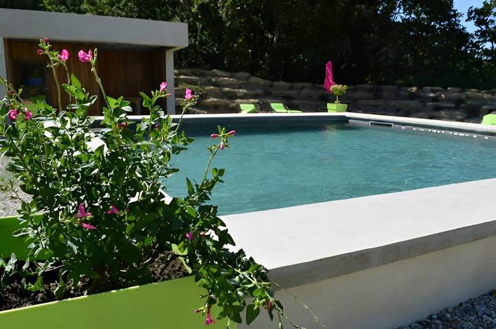 Gîte pour 4 personnes, avec jacuzzi et piscine ainsi que terrasse et jardin