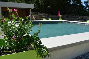 Gîte pour 4 personnes, avec jardin et jacuzzi ainsi que terrasse et piscine dans le Vaucluse