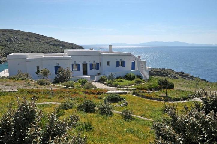 Villa for 8 people, with garden and view, with pets in Tinos